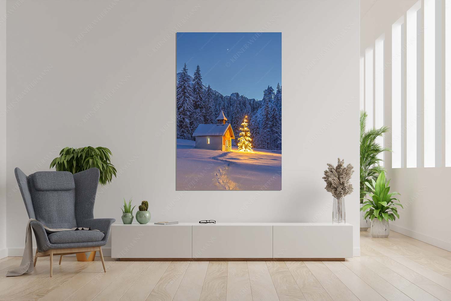 Kapelle Elmau – Wandbild – Größe ca. 120x180cm, Seitenverhältnis 2:3 — Christbaum im Schnee Weihnachtliche Kapelle in Elmau mit Wettersteingebirge - Kapelle Elmau - Wandbild - Größe ca. 120x180cm, Seitenverhältnis 2:3 - Christbaum im Schnee - weitere Infos unter https://www.kriner-weiermann.de