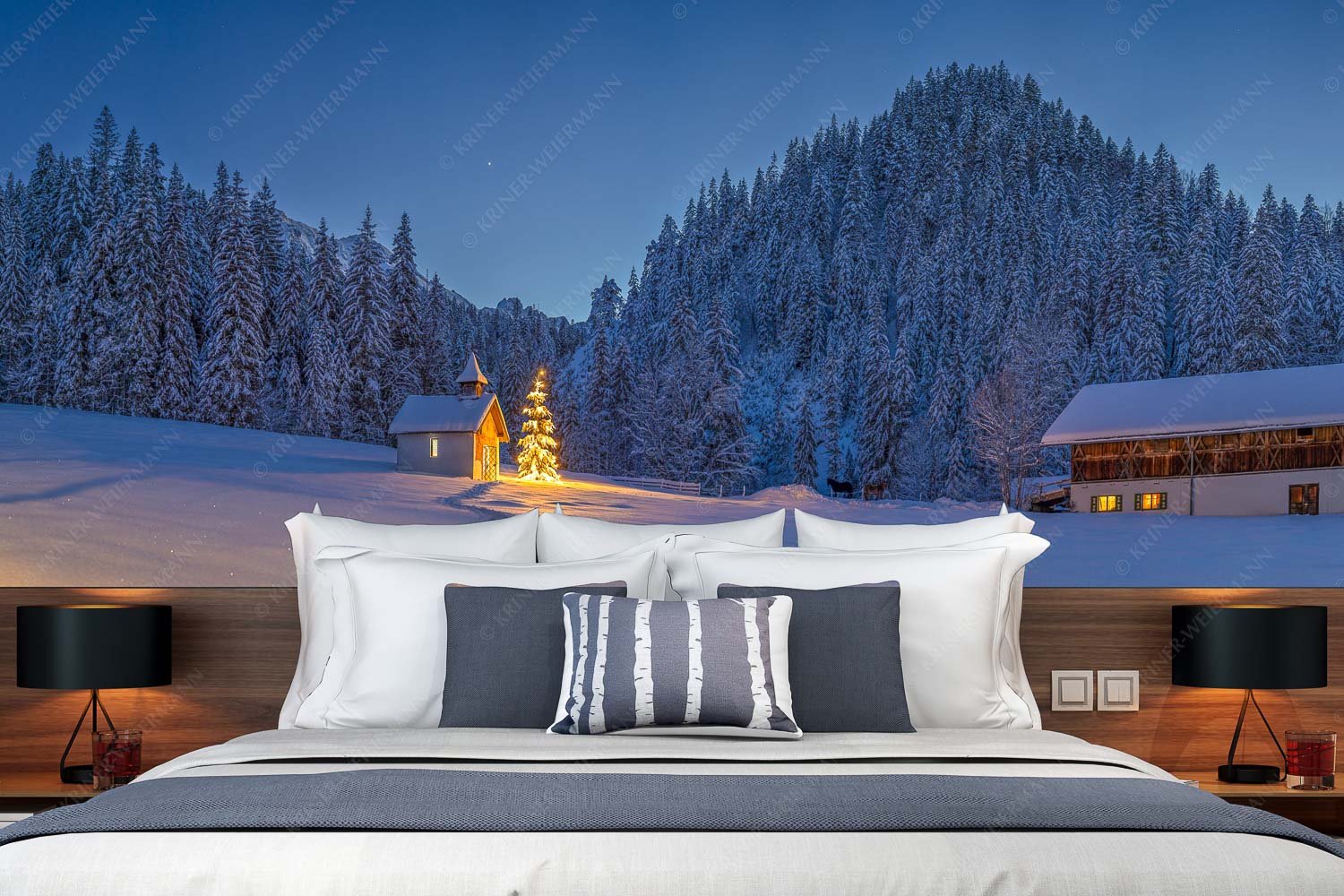 Kapelle Elmau – Fototapete – Größe ca. 350x140cm, Seitenverhältnis 2,5:1 — Christbaum im Schnee Weihnachtliche Kapelle in Elmau mit Wettersteingebirge - Kapelle Elmau - Fototapete - Größe ca. 350x140cm, Seitenverhältnis 2,5:1 - Christbaum im Schnee - weitere Infos unter https://www.kriner-weiermann.de