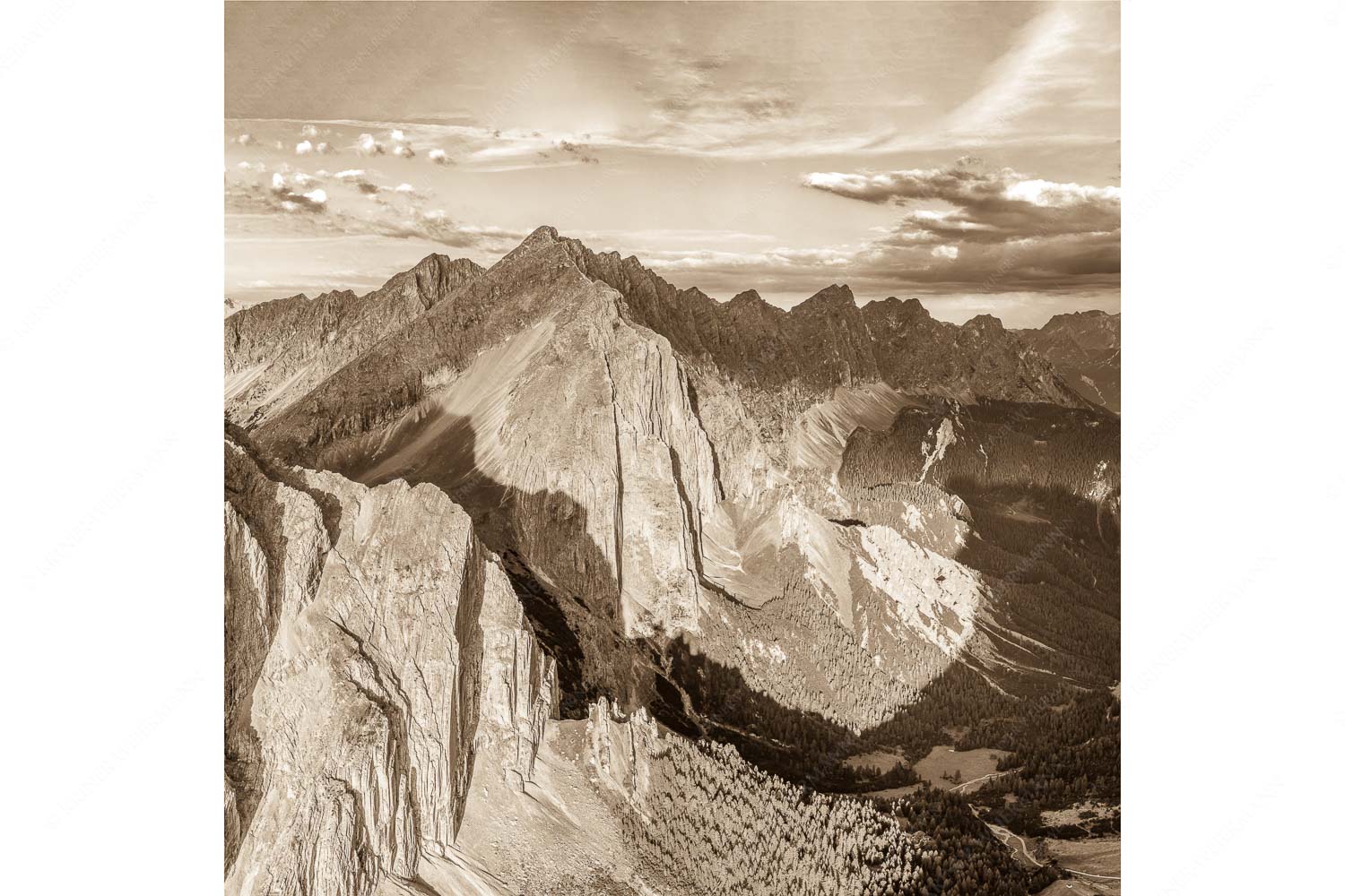 Karwendel Dome – Seitenverhältnis 1:1 — Lafatscher im Karwendel Speckkar und Lafatscher am Halleranger bei erstem Licht nach Gewitter