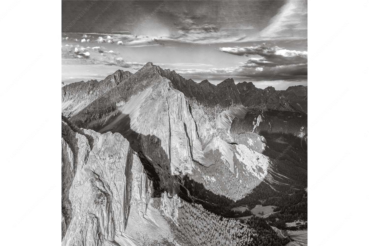 Karwendel Dome – Seitenverhältnis 1:1 — Lafatscher im Karwendel Speckkar und Lafatscher am Halleranger bei erstem Licht nach Gewitter