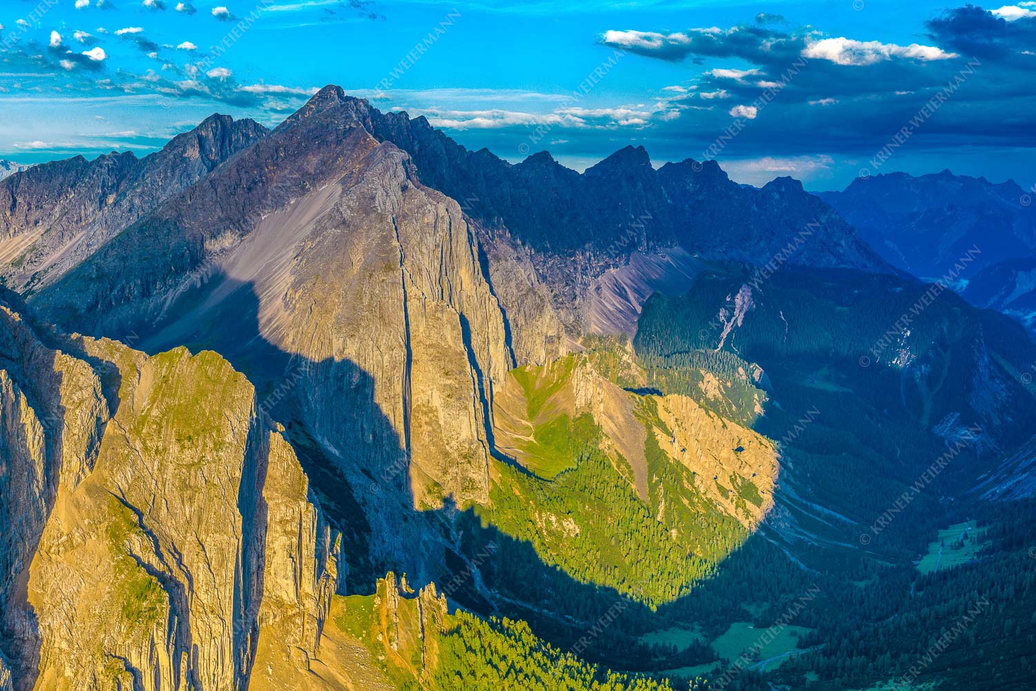Karwendel Dome – Seitenverhältnis 3:2 — Lafatscher im Karwendel Speckkar und Lafatscher am Halleranger bei erstem Licht nach Gewitter