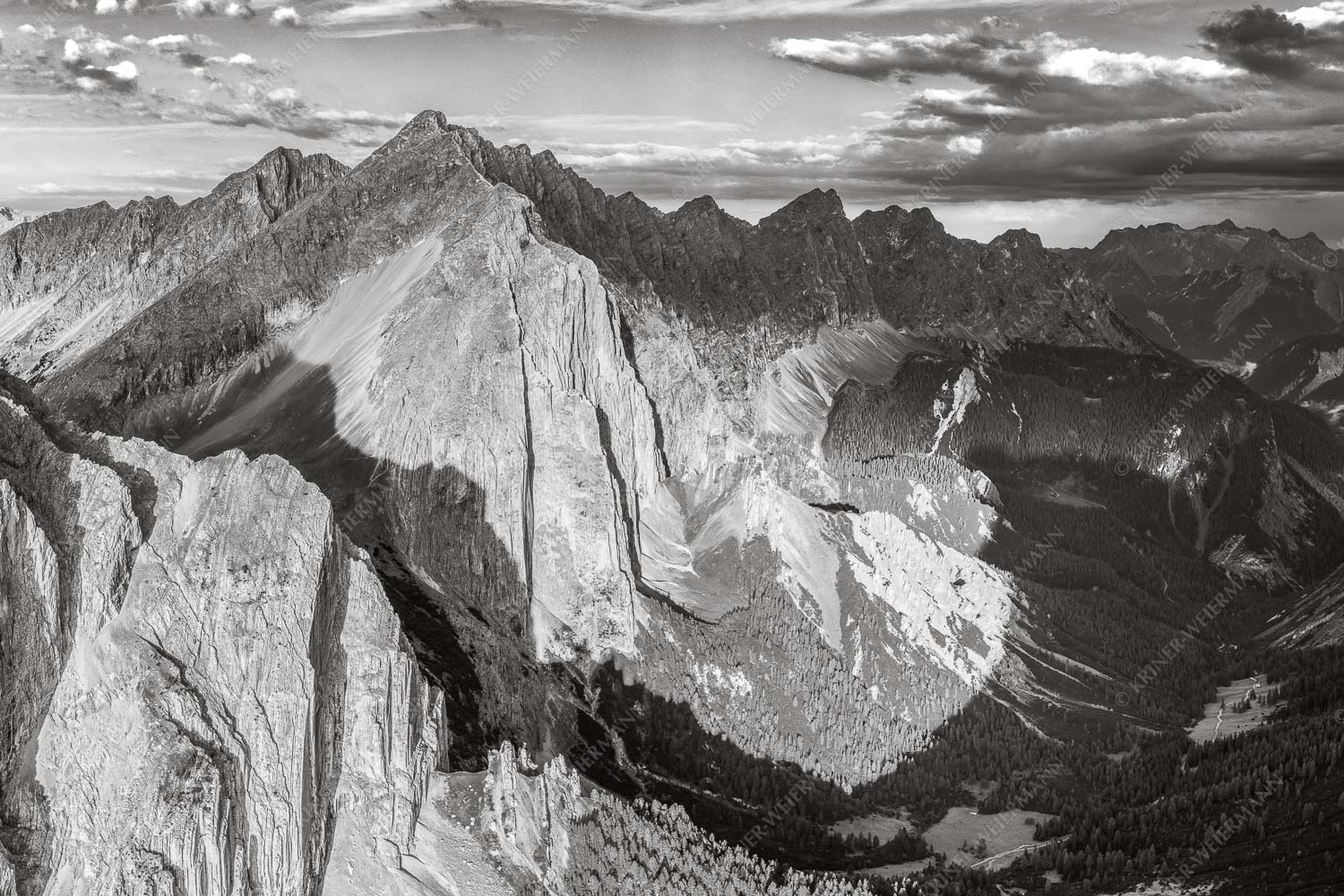 Karwendel Dome – Seitenverhältnis 3:2 — Lafatscher im Karwendel Speckkar und Lafatscher am Halleranger bei erstem Licht nach Gewitter