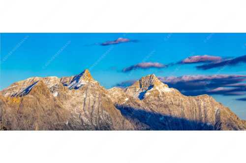 Kaltwasserkar-, und Birkkarspitze im Karwendel angezuckert Anfang August - Karwendelgrößen - Seitenverhältnis 2,5:1 - Kaltwasserkarspitze und Birkkarspitze - weitere Infos unter https://www.kriner-weiermann.de