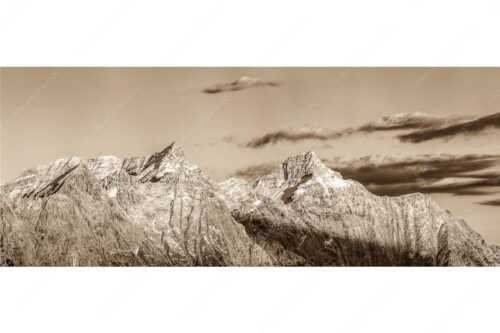 Kaltwasserkar-, und Birkkarspitze im Karwendel angezuckert Anfang August - Karwendelgrößen - Seitenverhältnis 2,5:1 - Kaltwasserkarspitze und Birkkarspitze - weitere Infos unter https://www.kriner-weiermann.de