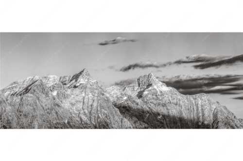 Kaltwasserkar-, und Birkkarspitze im Karwendel angezuckert Anfang August - Karwendelgrößen - Seitenverhältnis 2,5:1 - Kaltwasserkarspitze und Birkkarspitze - weitere Infos unter https://www.kriner-weiermann.de