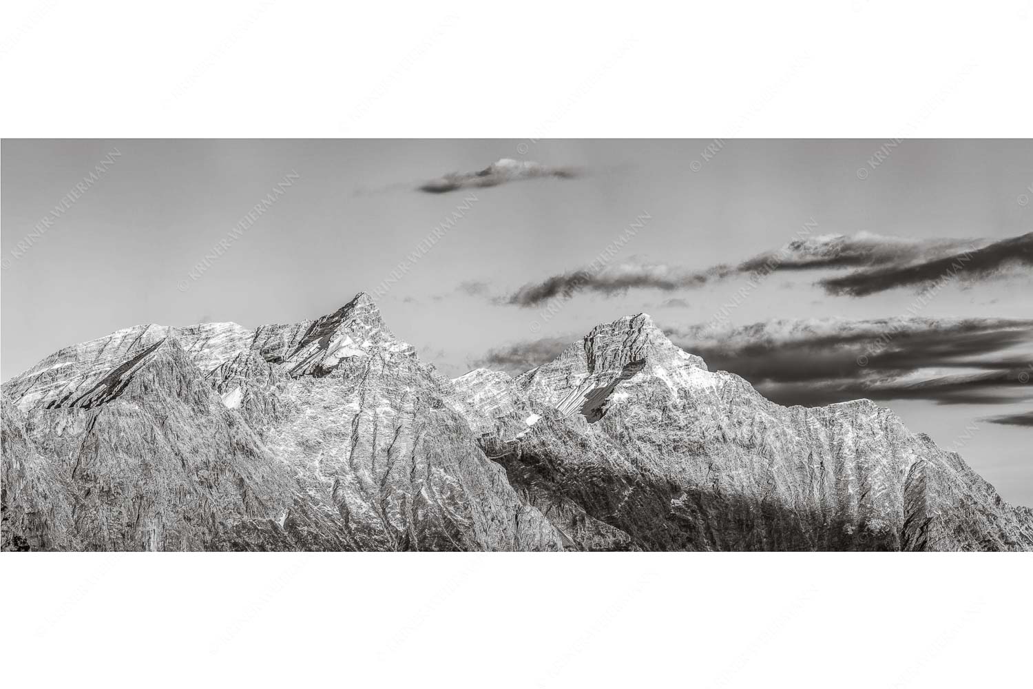 Karwendelgrößen – Seitenverhältnis 2,5:1 — Kaltwasserkarspitze und Birkkarspitze Kaltwasserkar-, und Birkkarspitze im Karwendel angezuckert Anfang August