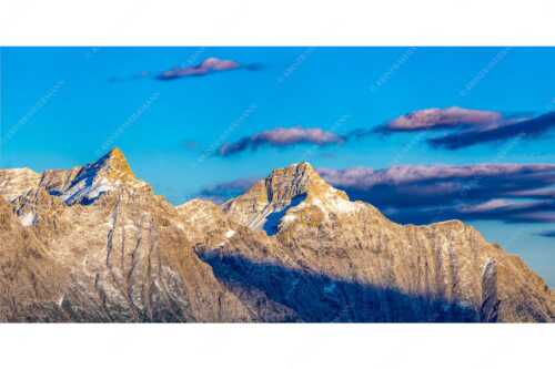Kaltwasserkar-, und Birkkarspitze im Karwendel angezuckert Anfang August - Karwendelgrößen - Seitenverhältnis 2:1 - Kaltwasserkarspitze und Birkkarspitze - weitere Infos unter https://www.kriner-weiermann.de