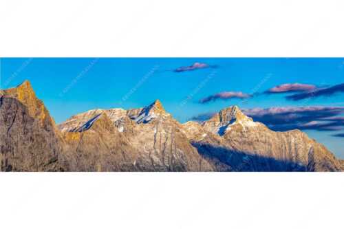 Kaltwasserkar-, und Birkkarspitze im Karwendel angezuckert Anfang August - Karwendelgrößen - Seitenverhältnis 3:1 - Kaltwasserkarspitze und Birkkarspitze - weitere Infos unter https://www.kriner-weiermann.de