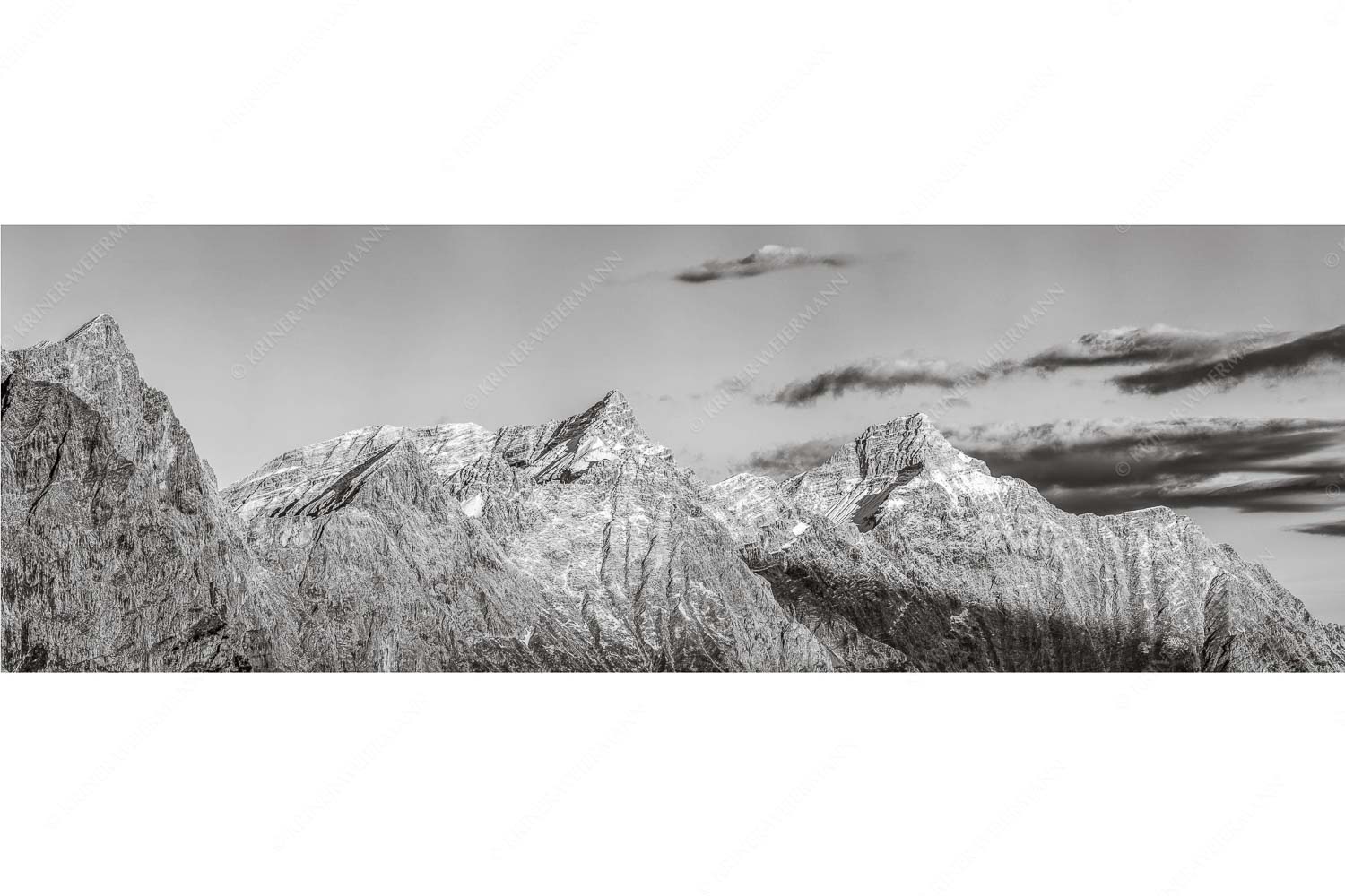 Karwendelgrößen – Seitenverhältnis 3:1 — Kaltwasserkarspitze und Birkkarspitze Kaltwasserkar-, und Birkkarspitze im Karwendel angezuckert Anfang August