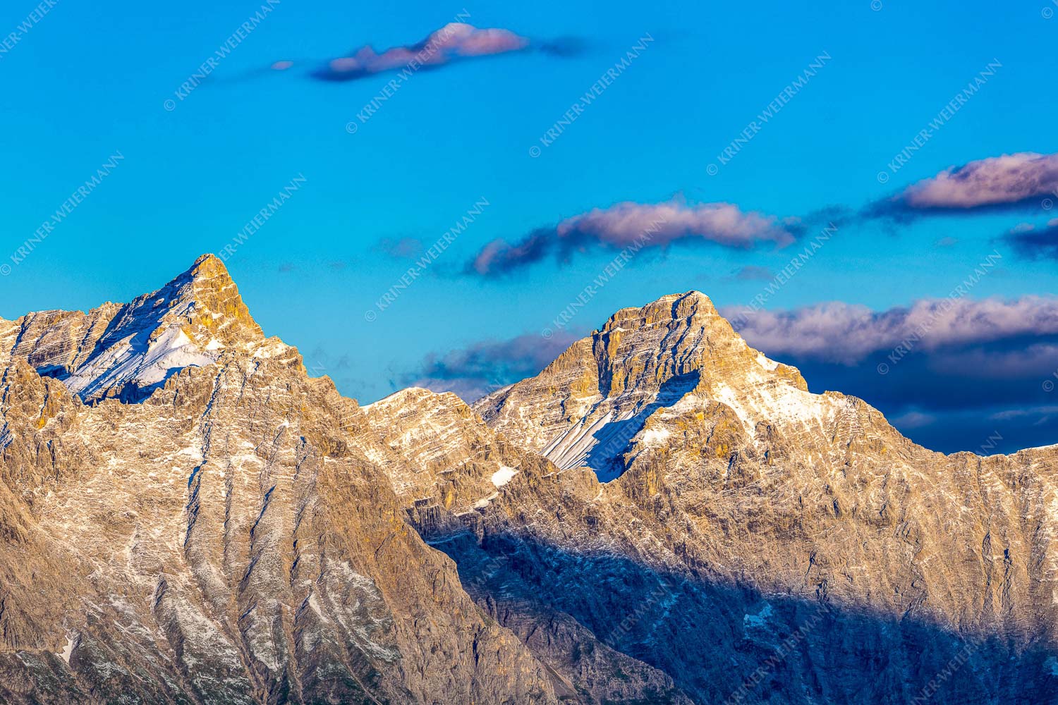 Karwendelgrößen – Seitenverhältnis 3:2 — Kaltwasserkarspitze und Birkkarspitze Kaltwasserkar-, und Birkkarspitze im Karwendel angezuckert Anfang August