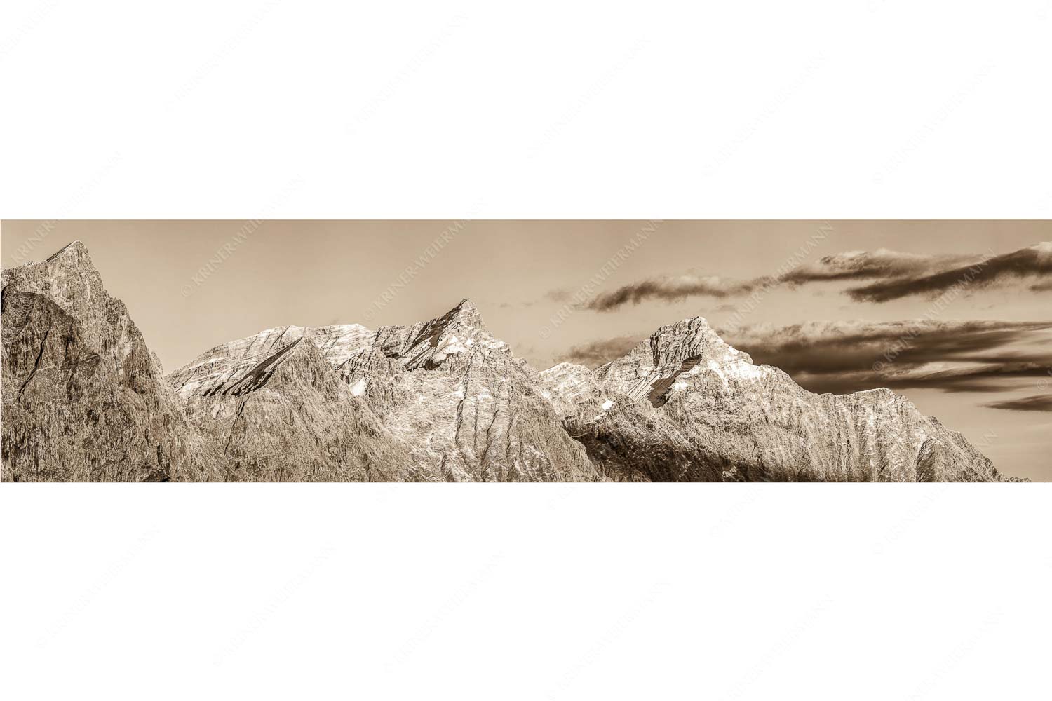 Kaltwasserkar-, und Birkkarspitze im Karwendel angezuckert Anfang August - Karwendelgrößen - Seitenverhältnis 4:1 - Kaltwasserkarspitze und Birkkarspitze - weitere Infos unter https://www.kriner-weiermann.de