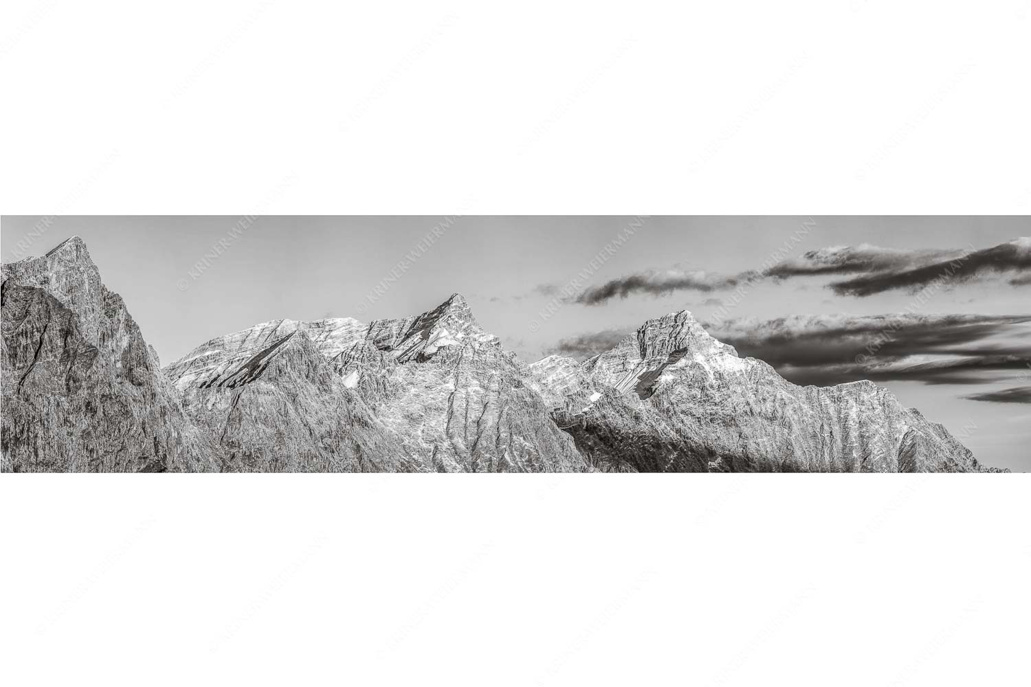 Karwendelgrößen – Seitenverhältnis 4:1 — Kaltwasserkarspitze und Birkkarspitze Kaltwasserkar-, und Birkkarspitze im Karwendel angezuckert Anfang August