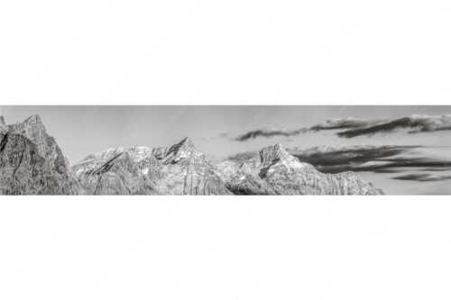 Kaltwasserkar-, und Birkkarspitze im Karwendel angezuckert Anfang August - Karwendelgrößen - Seitenverhältnis 5:1 - Kaltwasserkarspitze und Birkkarspitze - weitere Infos unter https://www.kriner-weiermann.de