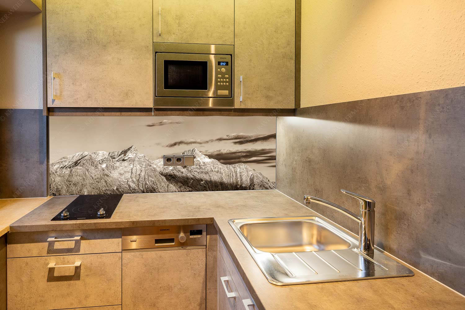 Karwendelgrößen – Größe ca. 150x60cm, Seitenverhältnis 2,5: — Kaltwasserkarspitze und Birkkarspitze Kaltwasserkar-, und Birkkarspitze im Karwendel angezuckert Anfang August - Karwendelgrößen - Größe ca. 150x60cm, Seitenverhältnis 2,5: - Kaltwasserkarspitze und Birkkarspitze - weitere Infos unter https://www.kriner-weiermann.de