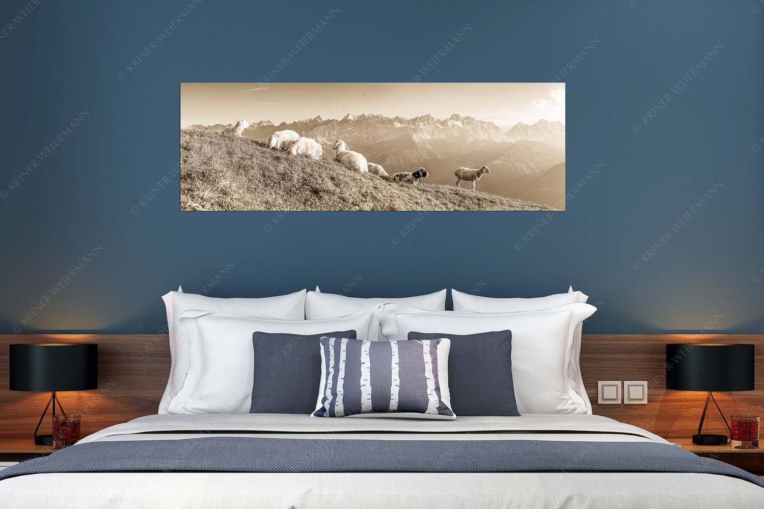 Karwendelprominenz II – Größe ca. 180x60cm, Seitenverhältnis 3:1 — Schafe im Karwendel Bergschafe auf dem Schafreiter mit Blick zum Karwendelhauptkamm - Karwendelprominenz II - Größe ca. 180x60cm, Seitenverhältnis 3:1 - Schafe im Karwendel - weitere Infos unter https://www.kriner-weiermann.de