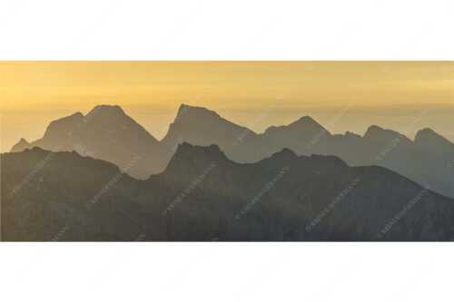 Blick auf das westliche Karwendel bei Sonnenaufgang - Karwendelseite - Seitenverhältnis 2,5:1 - Karwendelgipfel Sonnenaufgang - weitere Infos unter https://www.kriner-weiermann.de