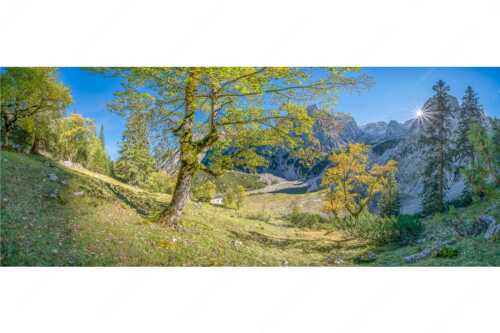 Letzte Sonne im Oberreintal im Wetterstein - Keiner mehr da! - Seitenverhältnis 2,5:1 - Herbst Ahorn mit Oberreintalhütte - weitere Infos unter https://www.kriner-weiermann.de