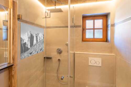 Gams auf Frühlingswiese mit Dreizinkenspitze im Karwendelgebirge - Kimmbebba - Größe ca. 120x80cm, Seitenverhältnis 3:2 - Gams im Karwendel - weitere Infos unter https://www.kriner-weiermann.de