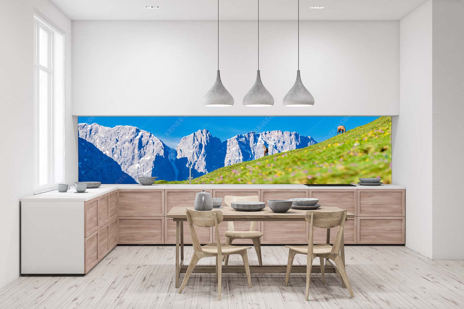 Gams auf Frühlingswiese mit Dreizinkenspitze im Karwendelgebirge - Kimmbebba - Größe ca. 400x100cm, Seitenverhältnis 4:1 - Gams im Karwendel - weitere Infos unter https://www.kriner-weiermann.de