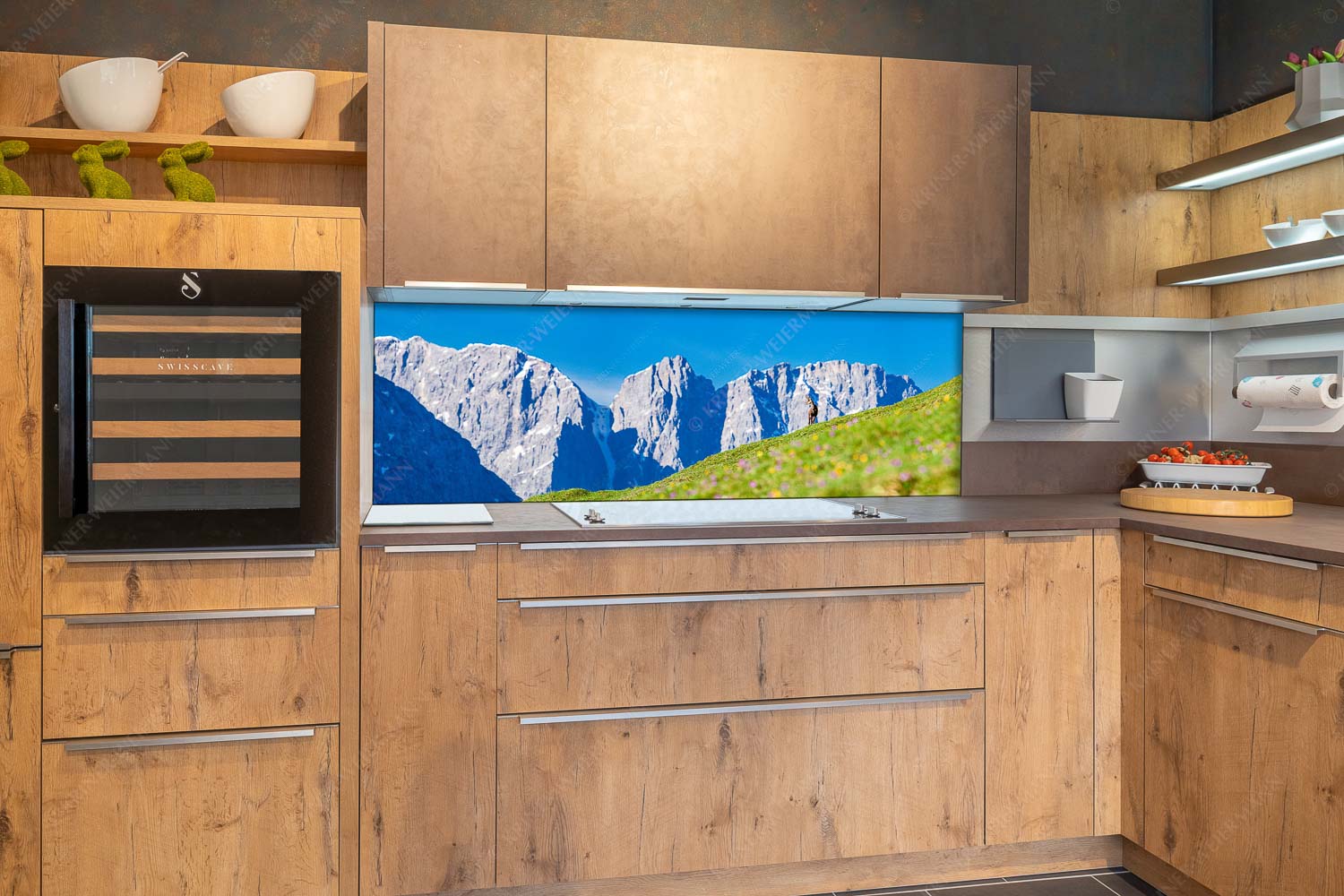 Kimmbebba – Größe ca. 180x60cm, Seitenverhältnis 3:1 — Gams im Karwendel Gams auf Frühlingswiese mit Dreizinkenspitze im Karwendelgebirge - Kimmbebba - Größe ca. 180x60cm, Seitenverhältnis 3:1 - Gams im Karwendel - weitere Infos unter https://www.kriner-weiermann.de