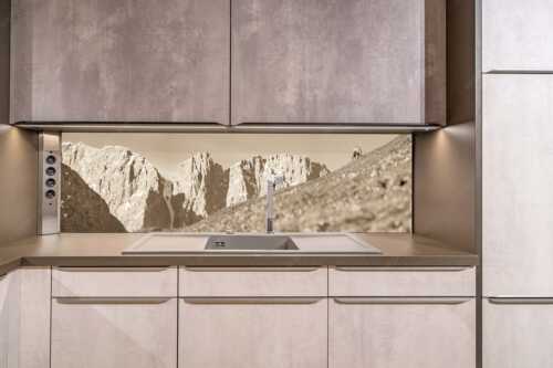 Gams auf Frühlingswiese mit Dreizinkenspitze im Karwendelgebirge - Kimmbebba - Größe ca. 200x50cm, Seitenverhältnis ca: 4:1 - Gams im Karwendel - weitere Infos unter https://www.kriner-weiermann.de