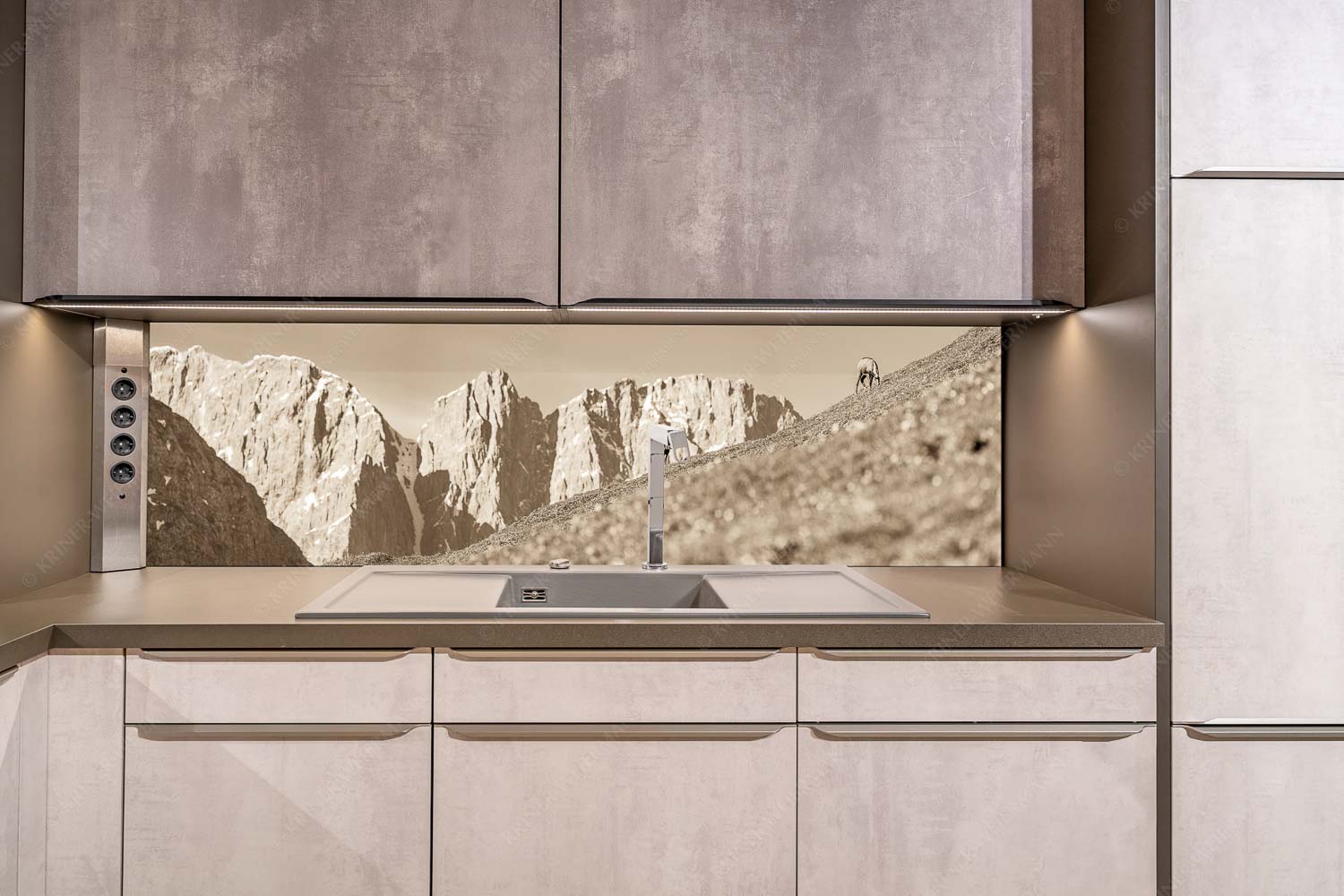 Gams auf Frühlingswiese mit Dreizinkenspitze im Karwendelgebirge - Kimmbebba - Größe ca. 200x50cm, Seitenverhältnis ca: 4:1 - Gams im Karwendel - weitere Infos unter https://www.kriner-weiermann.de