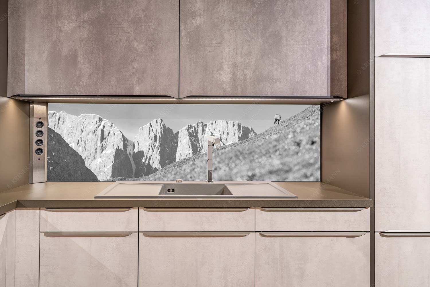 Kimmbebba – Größe ca. 200x50cm, Seitenverhältnis ca: 4:1 — Gams im Karwendel Gams auf Frühlingswiese mit Dreizinkenspitze im Karwendelgebirge - Kimmbebba - Größe ca. 200x50cm, Seitenverhältnis ca: 4:1 - Gams im Karwendel - weitere Infos unter https://www.kriner-weiermann.de