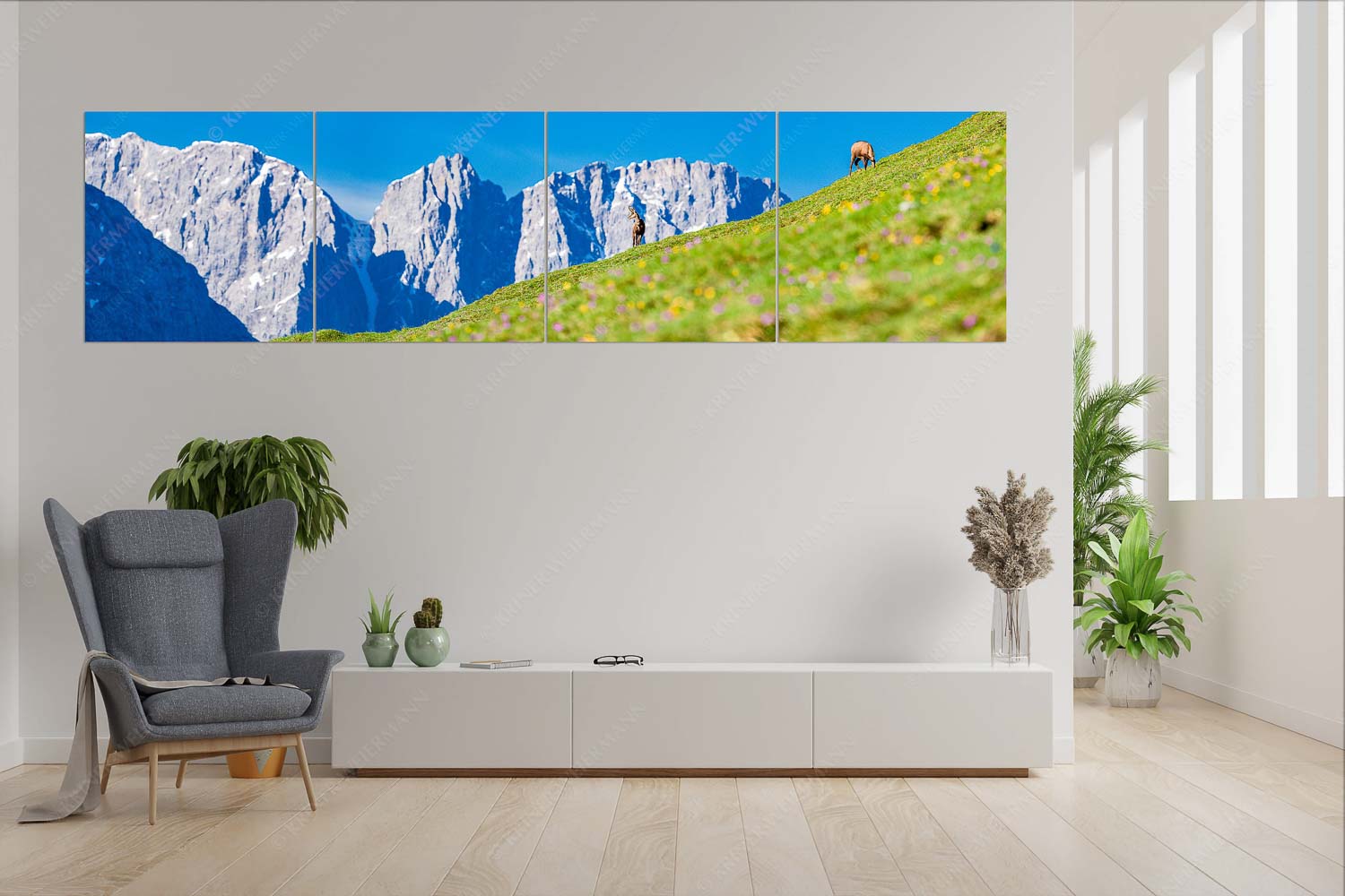 Kimmbebba – 4er Split, Größe ca. 280x70cm, Seitenverhältnis 4:1 — Gams im Karwendel Gams auf Frühlingswiese mit Dreizinkenspitze im Karwendelgebirge - Kimmbebba - 4er Split, Größe ca. 280x70cm, Seitenverhältnis 4:1 - Gams im Karwendel - weitere Infos unter https://www.kriner-weiermann.de