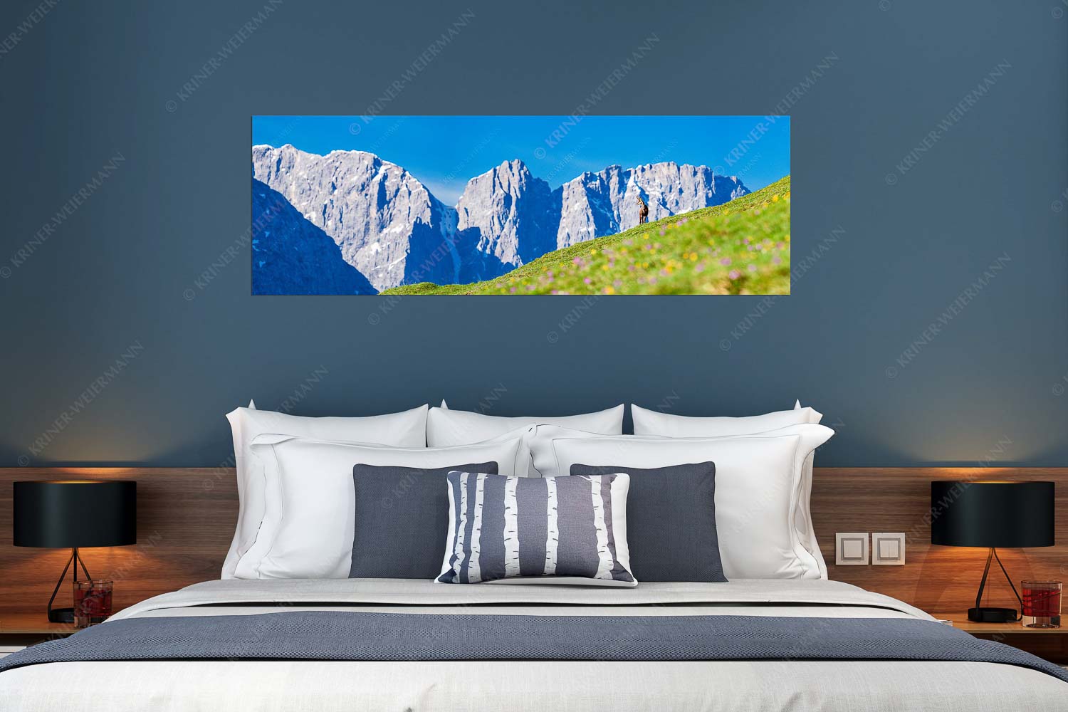 Kimmbebba – Größe ca. 180x60cm, Seitenverhältnis 3:1 — Gams im Karwendel Gams auf Frühlingswiese mit Dreizinkenspitze im Karwendelgebirge - Kimmbebba - Größe ca. 180x60cm, Seitenverhältnis 3:1 - Gams im Karwendel - weitere Infos unter https://www.kriner-weiermann.de