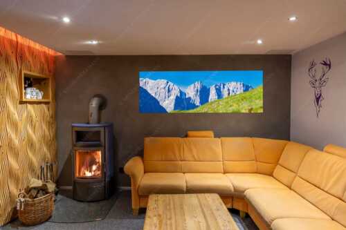 Gams auf Frühlingswiese mit Dreizinkenspitze im Karwendelgebirge - Kimmbebba - Größe ca. 180x60cm, Seitenverhältnis 3:1 - Gams im Karwendel - weitere Infos unter https://www.kriner-weiermann.de