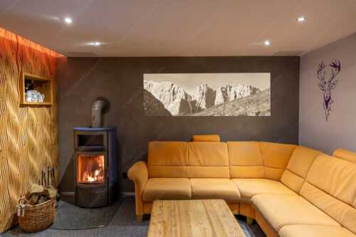 Gams auf Frühlingswiese mit Dreizinkenspitze im Karwendelgebirge - Kimmbebba - Größe ca. 180x60cm, Seitenverhältnis 3:1 - Gams im Karwendel - weitere Infos unter https://www.kriner-weiermann.de