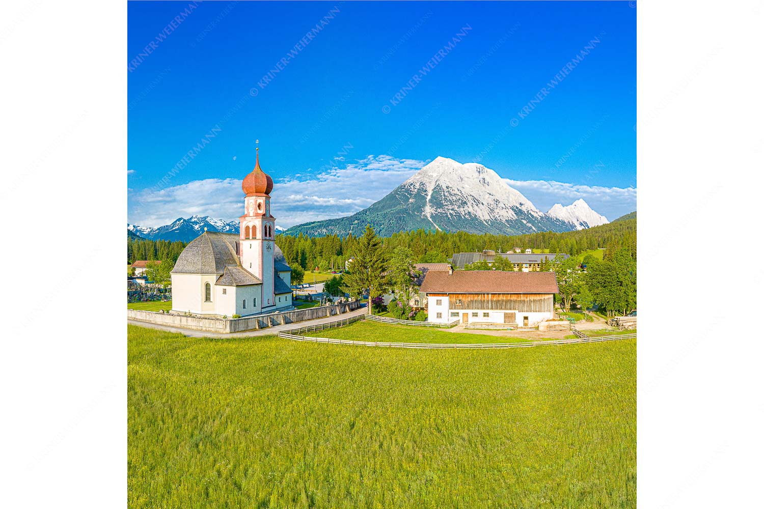 Kirchplatzl – Seitenverhältnis 1:1 — Leutasch und Hohen Munde Blick über die Ortschaft Kirchplatzl in der Leutasch zur Hohen Munde