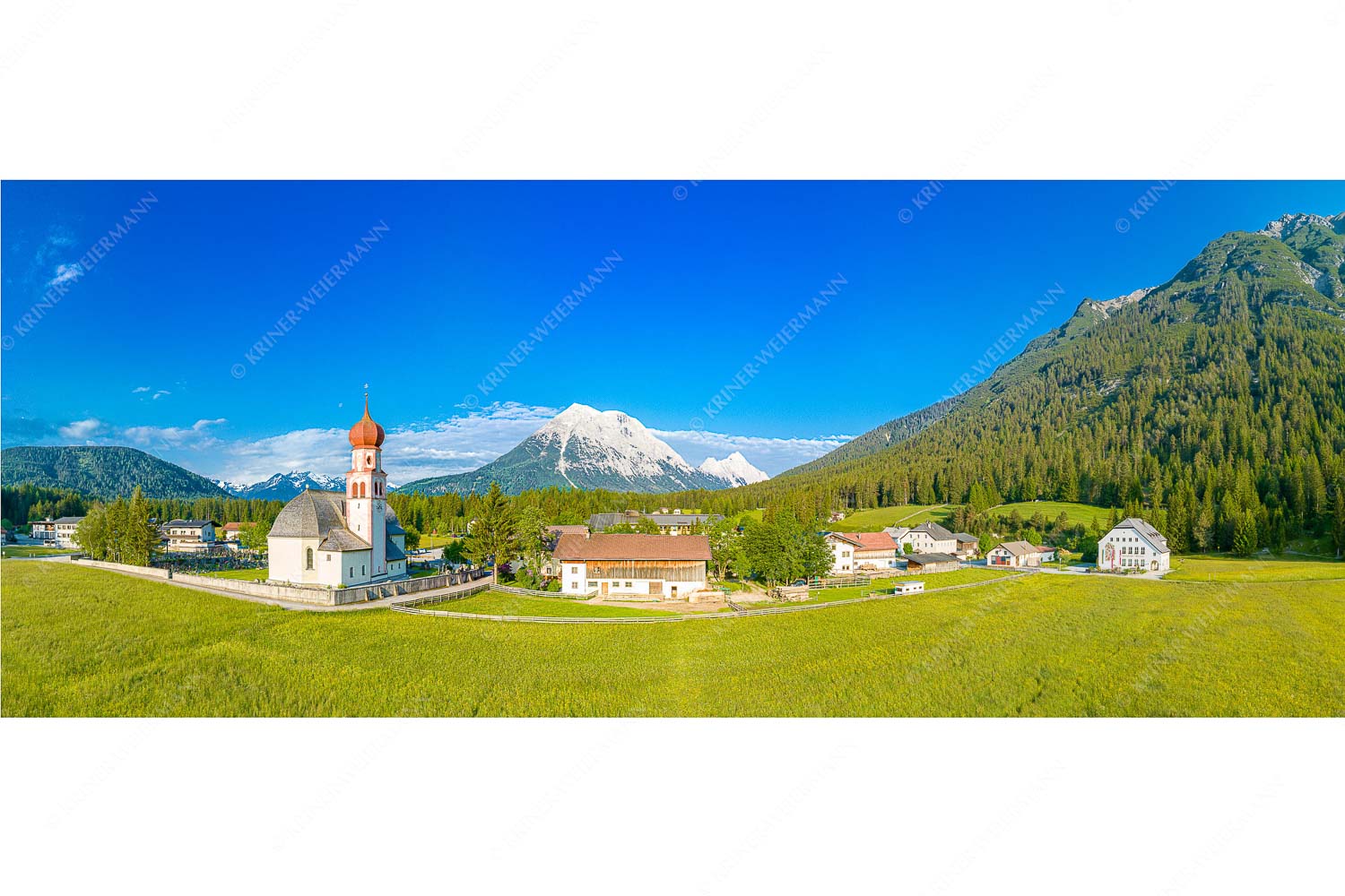 Blick über die Ortschaft Kirchplatzl in der Leutasch zur Hohen Munde