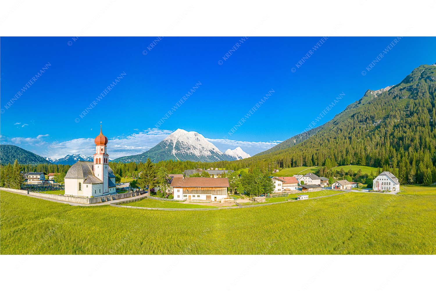 Kirchplatzl – Seitenverhältnis 2:1 — Leutasch und Hohen Munde Blick über die Ortschaft Kirchplatzl in der Leutasch zur Hohen Munde