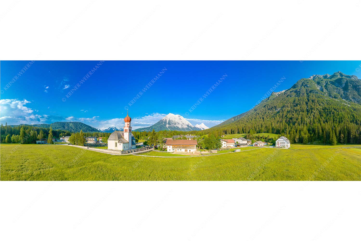 Blick über die Ortschaft Kirchplatzl in der Leutasch zur Hohen Munde