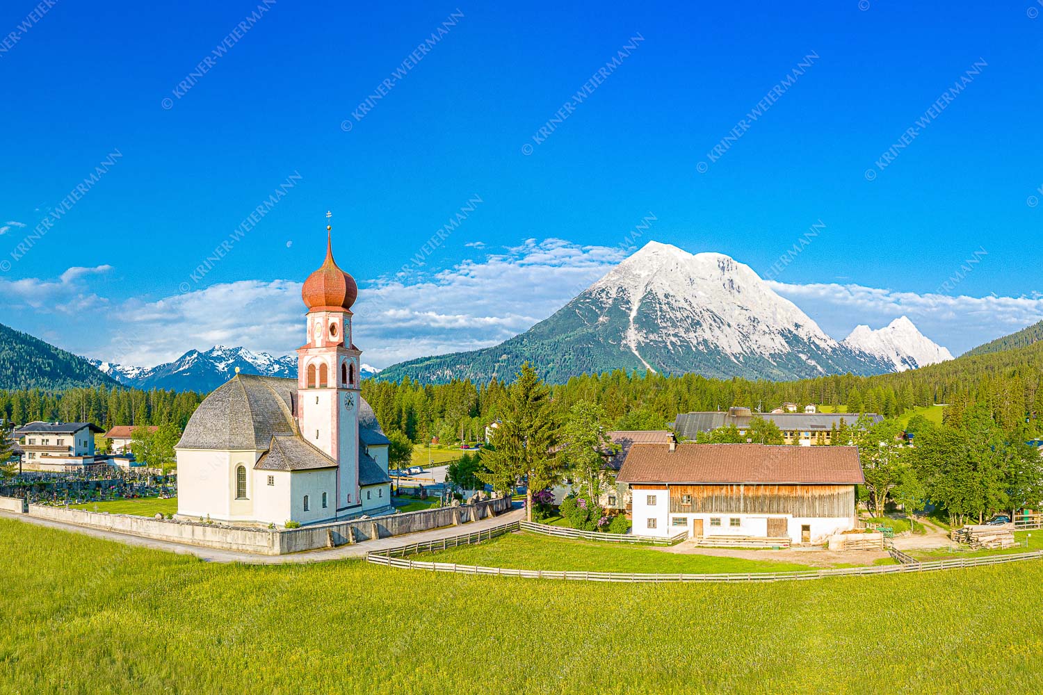 Kirchplatzl – Seitenverhältnis 3:2 — Leutasch und Hohen Munde Blick über die Ortschaft Kirchplatzl in der Leutasch zur Hohen Munde