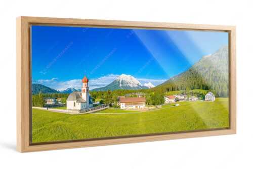 Blick über die Ortschaft Kirchplatzl in der Leutasch zur Hohen Munde - Kirchplatzl - Foto im Schattenfugen-Rahmen - Leutasch und Hohen Munde - weitere Infos unter https://www.kriner-weiermann.de