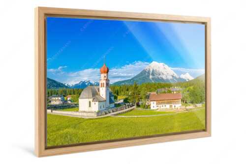 Blick über die Ortschaft Kirchplatzl in der Leutasch zur Hohen Munde - Kirchplatzl - Foto im Schattenfugen-Rahmen - Leutasch und Hohen Munde - weitere Infos unter https://www.kriner-weiermann.de