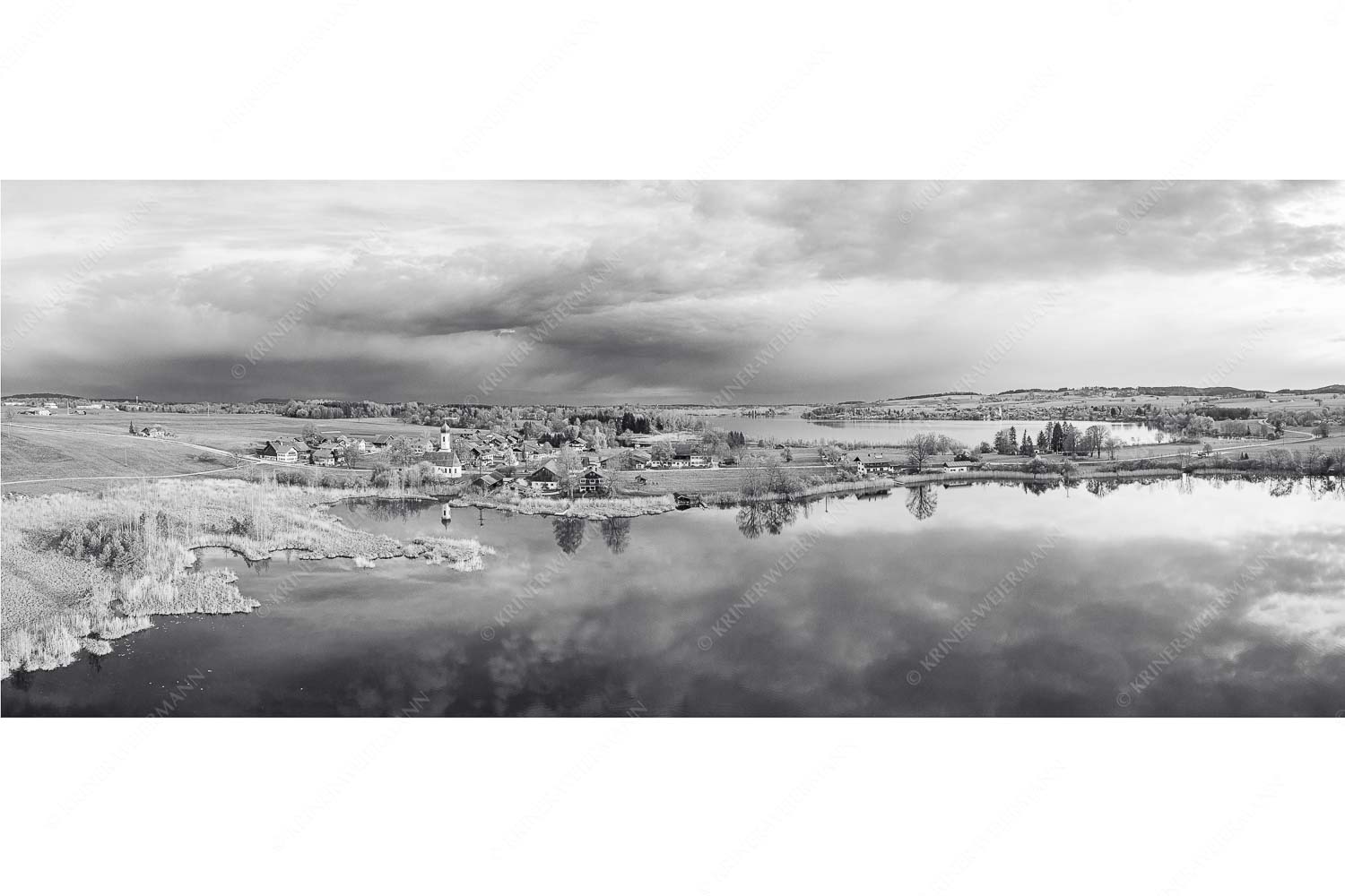 Blick über die Ortschaft Froschhausen mit Froschhauser See und Riegsee - Klein aber oho - Seitenverhältnis 2,5:1 - Froschhausen - weitere Infos unter https://www.kriner-weiermann.de