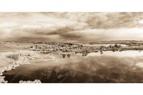 Blick über die Ortschaft Froschhausen mit Froschhauser See und Riegsee - Klein aber oho - Seitenverhältnis 2:1 - Froschhausen - weitere Infos unter https://www.kriner-weiermann.de