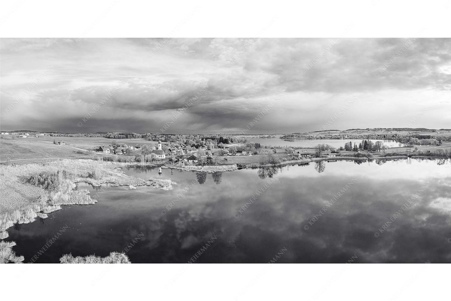 Blick über die Ortschaft Froschhausen mit Froschhauser See und Riegsee