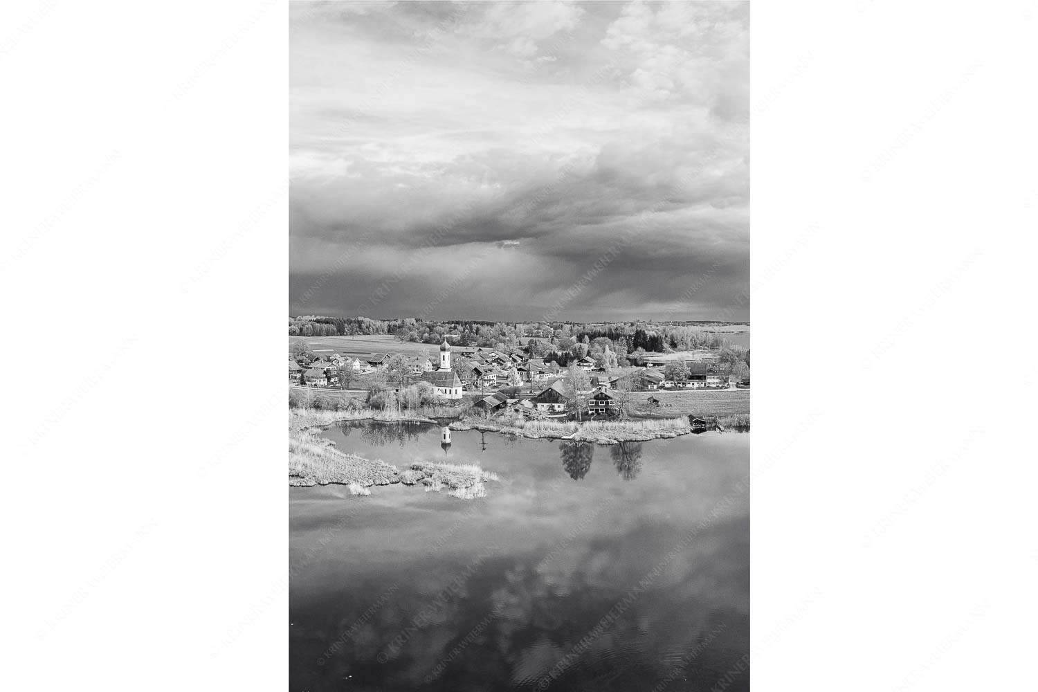 Blick über die Ortschaft Froschhausen mit Froschhauser See und Riegsee