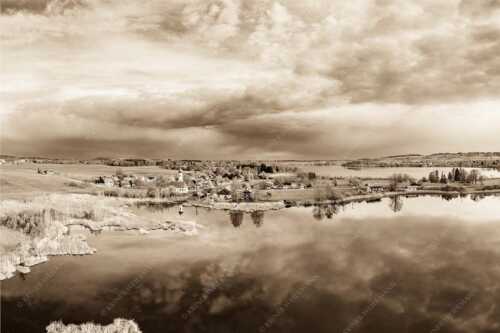 Blick über die Ortschaft Froschhausen mit Froschhauser See und Riegsee - Klein aber oho - Seitenverhältnis 3:1 - Froschhausen - weitere Infos unter https://www.kriner-weiermann.de