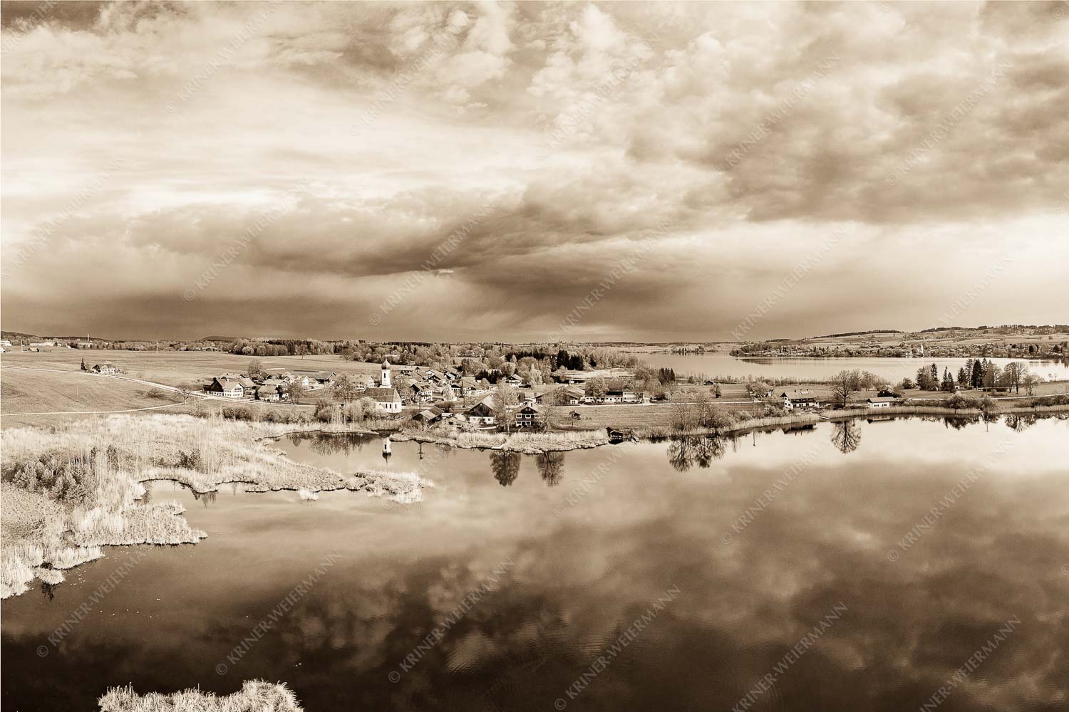 Klein aber oho – Seitenverhältnis 3:1 — Froschhausen Blick über die Ortschaft Froschhausen mit Froschhauser See und Riegsee
