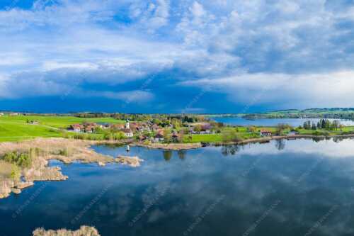 Blick über die Ortschaft Froschhausen mit Froschhauser See und Riegsee - Klein aber oho - Seitenverhältnis 3:2 - Froschhausen - weitere Infos unter https://www.kriner-weiermann.de