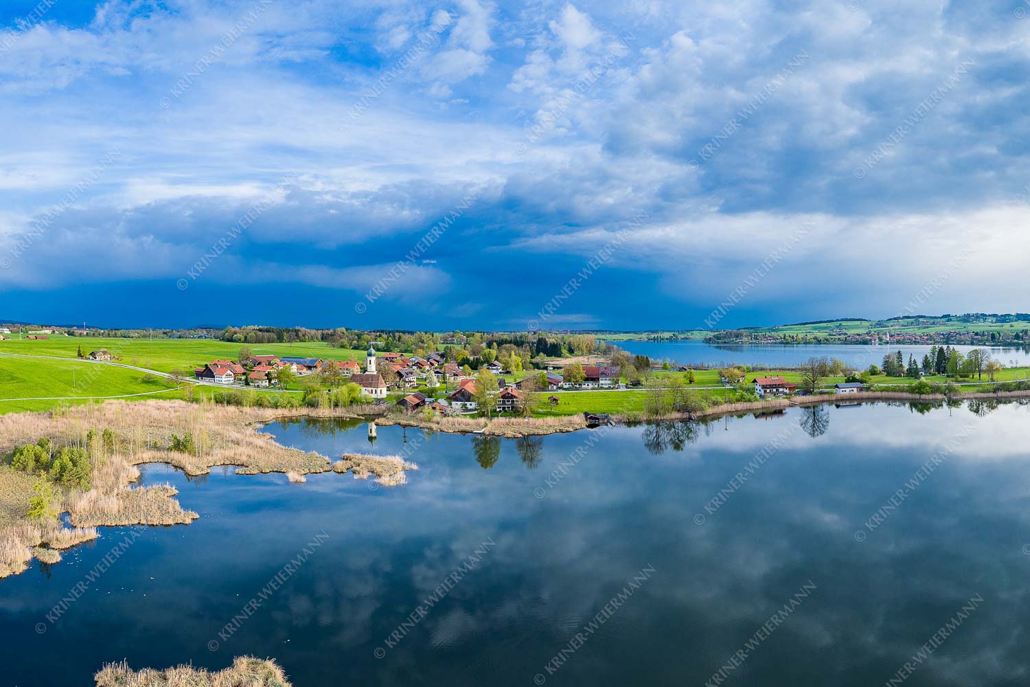 Blick über die Ortschaft Froschhausen mit Froschhauser See und Riegsee