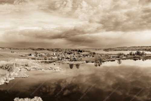 Blick über die Ortschaft Froschhausen mit Froschhauser See und Riegsee - Klein aber oho - Seitenverhältnis 3:2 - Froschhausen - weitere Infos unter https://www.kriner-weiermann.de