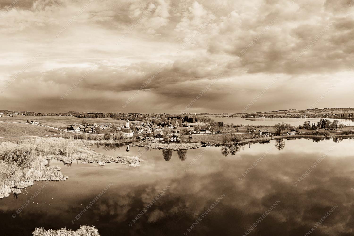 Blick über die Ortschaft Froschhausen mit Froschhauser See und Riegsee