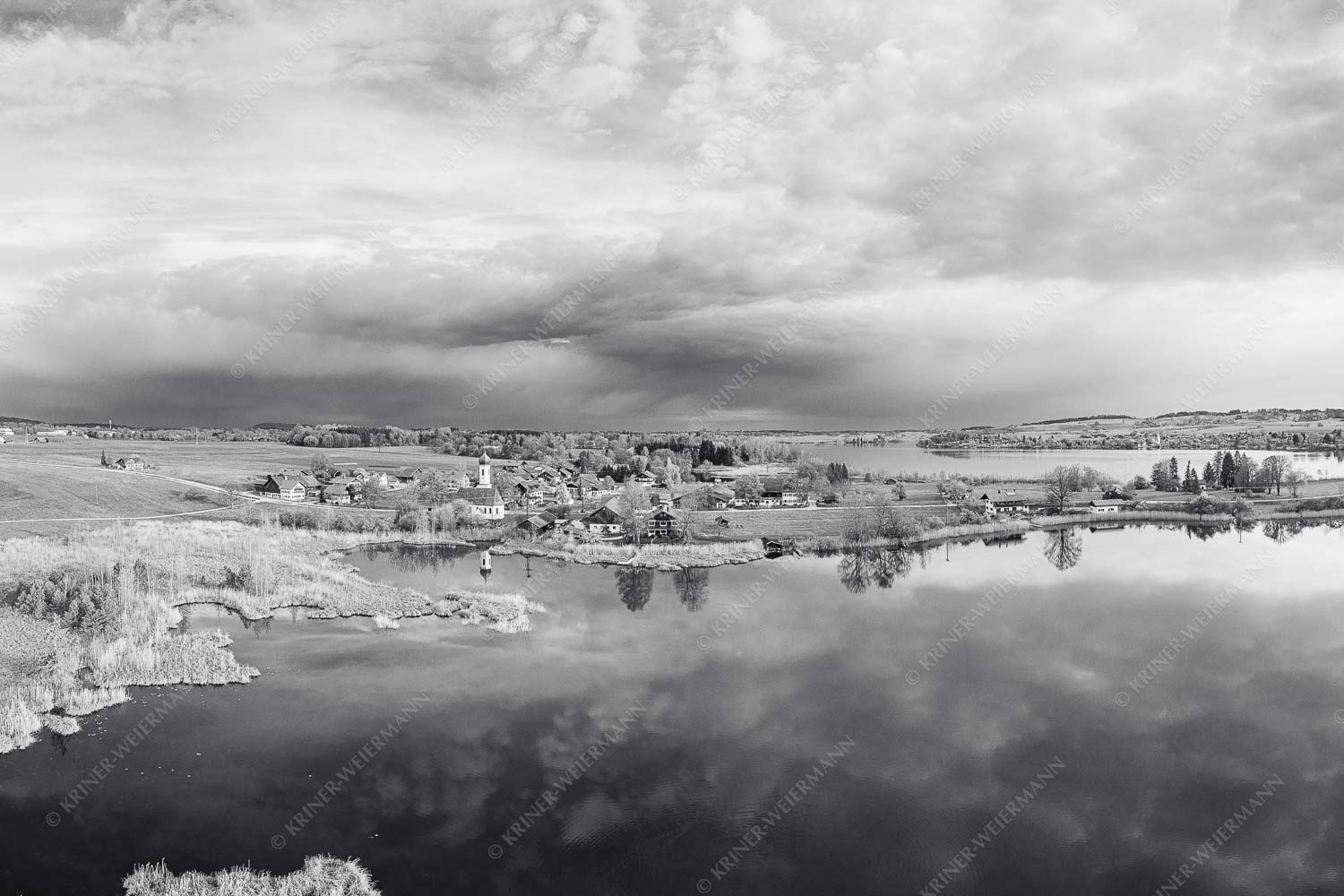 Klein aber oho – Seitenverhältnis 3:2 — Froschhausen Blick über die Ortschaft Froschhausen mit Froschhauser See und Riegsee