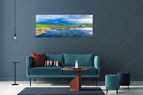 Blick über die Ortschaft Froschhausen mit Froschhauser See und Riegsee - Klein aber oho - Größe ca. 175x70cm, Seitenverhältnis 2,5:1 - Froschhausen - weitere Infos unter https://www.kriner-weiermann.de
